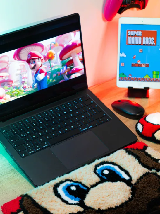 Kit de escritorio de tufting con la cara de Mario Bros bajo el teclado y un mouse pad en forma de hongo rojo